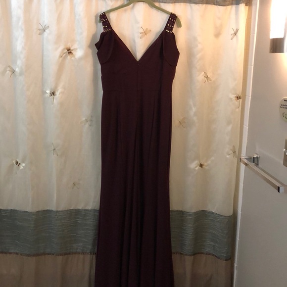 Formal gown with peekaboo sleeves. - Picture 6 of 8